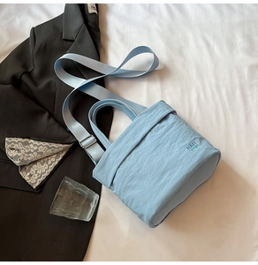Vue détaillée du sac cabas en nylon bleu clair avec broderie RAH TOP et bandoulière réglable
