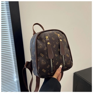 Vue détaillée du mini sac à dos marron café avec motifs d'ours et fermetures métalliques