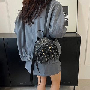 Mini sac à dos noir minimaliste avec motifs d'ours et fermetures éclair dorées