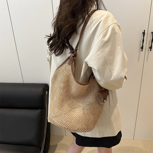 Grand sac cabas en paille avec anses en cuir marron, sac de plage style minimaliste