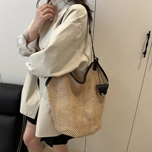 Sac fourre-tout en paille minimaliste avec lanières en cuir noir pour plage et été