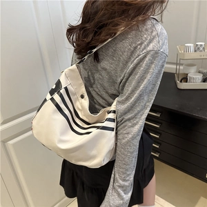 Sac à épaule minimaliste beige en forme de lune avec rayures noires pour femmes