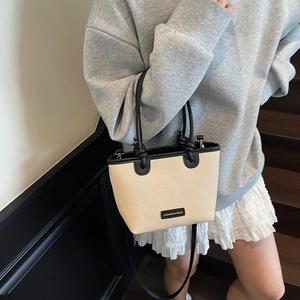 Grand sac cabas en paille beige avec poignées en PU noir et bandoulière pour femmes