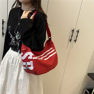 Sac à bandoulière rouge grande capacité avec rayures blanches et style urbain