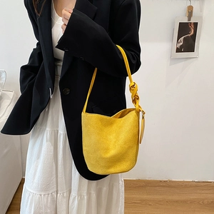 Sac seau minimaliste en daim jaune avec bandoulière décorative à nœud pour femme