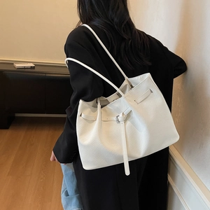 Sac cabas élégant en cuir tressé blanc avec boucle latérale et doubles fines bandoulières
