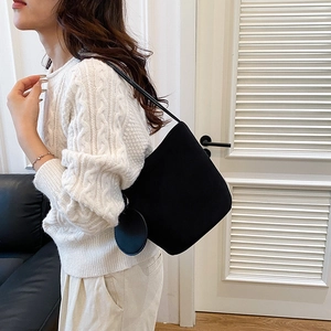 Sac seau d'épaule minimaliste noir mat pour femme avec petite pochette ronde assortie