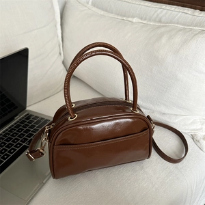 Petit Sac Bandoulière Minimaliste en Cuir PU pour Femmes Sac à Main Brillant Vintage Avec Bandoulière Réglable Sac Boston de Mode