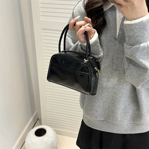 Sac oreiller noir brillant pour femme avec deux poignées et fermeture éclair dorée