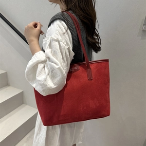 Rote große Shopper Tasche aus mattem Wildleder, am Modell für den Alltag gezeigt