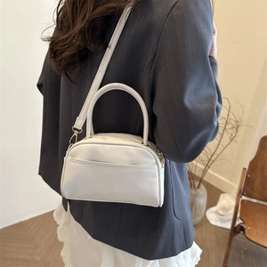 Sac oreiller blanc minimaliste pour femmes avec poignées et bandoulière réglable