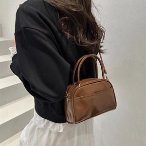 Sac bowling vintage en cuir PU marron avec doubles poignées et bandoulière