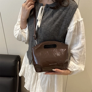 Elegante borsa a secchiello in pelle lucida testa di moro con manico e tracolla