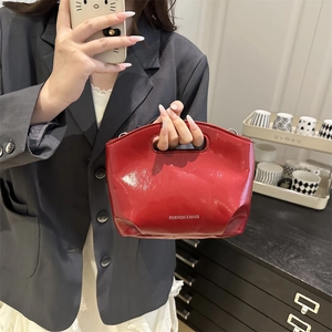 Borsa a secchiello in pelle verniciata rossa lucida con manico superiore da donna