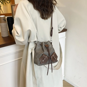 Sac seau tendance en toile grise avec lanières en cuir marron pour femmes en style