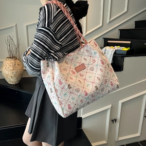 Floral tote bag with cute bear patterns and pink woven straps for casual women fashion