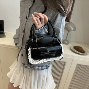 Borsa a mano alla moda in ecopelle nera con fiocco grande e dettagli in pizzo bianco