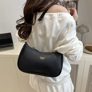 Sac sous le bras croissant noir à la mode avec chaîne dorée et cuir à grain litchi