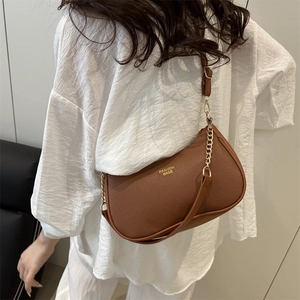 Sac sous le bras en cuir marron avec chaîne dorée pour un style minimaliste élégant
