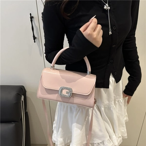 Sac à main en cuir verni rose avec boucle G scintillante pour bandoulière et porté main