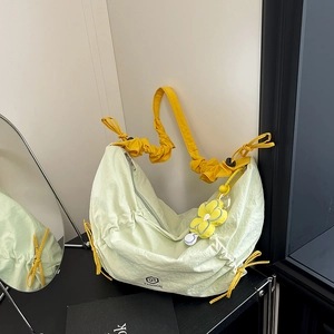 Grand Sac à Épaule en Nylon Froncé pour Femmes Streetwear Sac Bandoulière Avec Charme de Fleur Sac Cabas