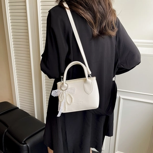 Sac bandoulière blanc crème avec motif litchi, breloque en perles et dentelle fine
