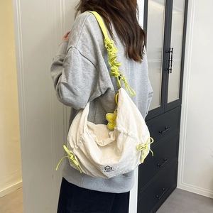 Sac à bandoulière beige minimaliste avec anse froncée jaune fluo pour femme moderne