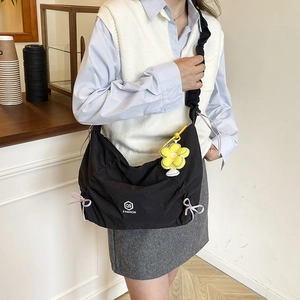 Sac bandoulière en nylon noir avec breloque fleur jaune et cordon rose