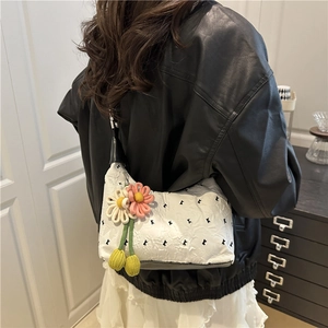 Sac bandoulière blanc plissé chic avec broderie lapin et accessoires floraux élégants
