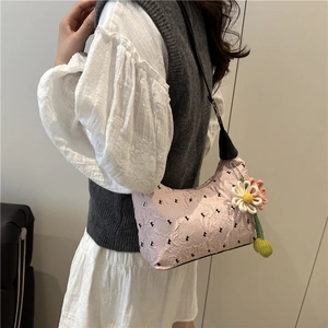 Petit sac à bandoulière rose avec broderie K et breloque fleurie pour femmes