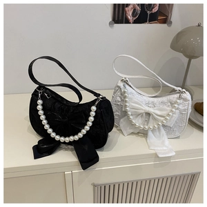 Détail de sacs à nœud en jacquard noir et blanc avec anses en perles élégantes