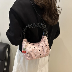 Borsa rosa trapuntata con motivi a uccelli, manico a pieghe nero e ciondolo a ciliegia