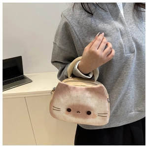 Détail d'un sac bandoulière chat en peluche avec poignées douces en scène de vie