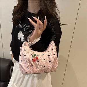 Borsa a mano in tela plissettata rosa con motivi a fiocco nero e ciondolo a ciliegia