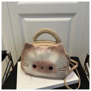 Détail du sac bandoulière chat avec texture pelucheuse et broderie faciale mignonne