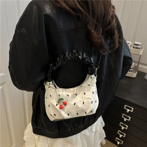 Borsa a tracolla chic in tela bianca con ciondolo a ciliegia e tracolla a volant