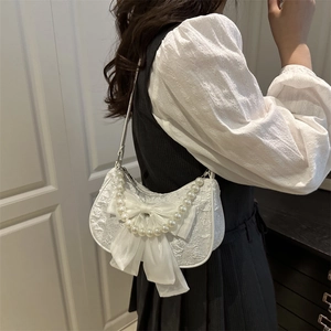 Sac à bandoulière en jacquard blanc avec nœud, perles et forme demi-lune française