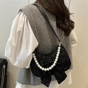 Sac hobo noir chic avec grand nœud et chaîne de perles pour un look élégant femme