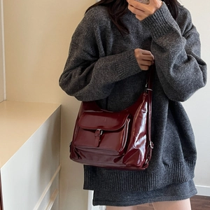 Sac à épaule chic en cuir verni rouge foncé avec boucle pour un look élégant au quotidien