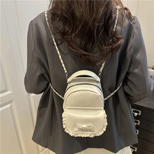 Mini zaino bianco in pelle PU con fiocco e pizzo mostrato indossato da modella