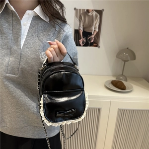 Mini zaino in pelle nera con bordo in pizzo e fiocco per un look alla moda casual