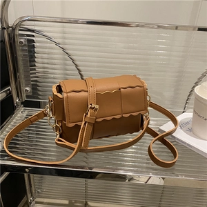 Sac Bandoulière Tressé à Bord Festonné pour Femme en Cuir PU Petit Sac Carré Élégant avec Chaîne Dorée Mode Coréenne
