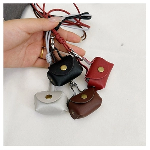 Mini-Leder-Anhänger in vier Farben mit Vintage-Druckknopf und gewebten Umhängebändern
