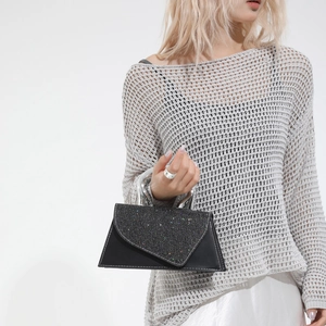 Minimalistische schwarze Handtasche mit Pailletten und silbernem Ringgriff für Damen