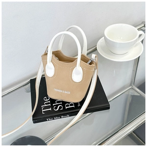 Dettaglio della mini borsa a secchiello kaki con finiture bianche e logo testuale moda