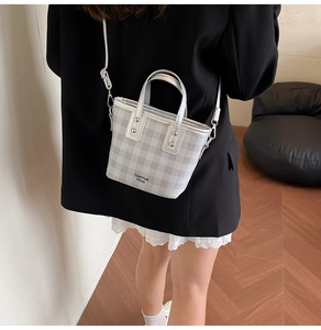 Mini sac cabas argenté à carreaux porté par un mannequin pour montrer la taille réelle