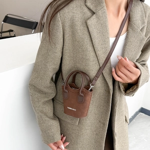 Mini borsa a secchiello marrone in pelle opaca con tracolla rimovibile e manico