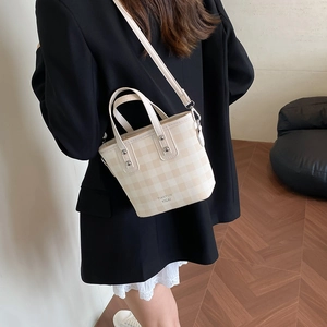 Mini sac seau à damier beige minimaliste avec bandoulière et doubles poignées