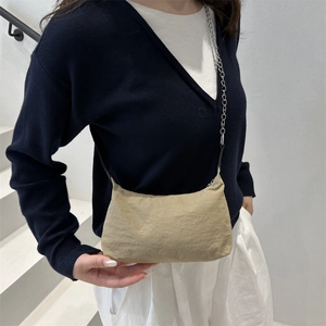 Sac bandoulière minimaliste en toile kaki avec chaîne argentée pour un style décontracté