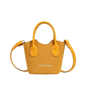 Mini borsa a secchiello gialla con manico in pelle e tracolla sottile su sfondo bianco